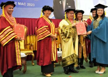 Dr Jeffrey menyampaikan sijil kepada salah seorang graduan.