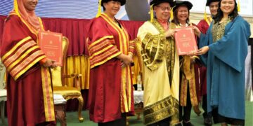 Dr Jeffrey menyampaikan sijil kepada salah seorang graduan.