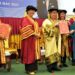 Dr Jeffrey menyampaikan sijil kepada salah seorang graduan.