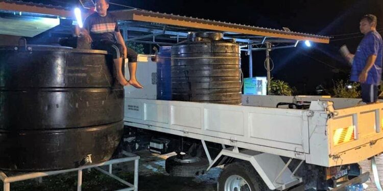 Pemuda Umno Labuan bekal air penduduk empat kampung