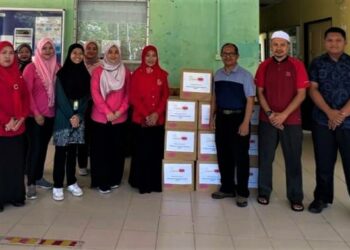 Puteri UMNO Labuan hulur 500 botol air minum kepada pelajar KML