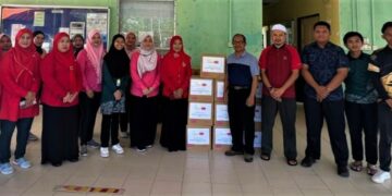 Puteri UMNO Labuan hulur 500 botol air minum kepada pelajar KML