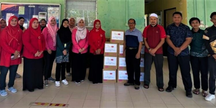 Puteri UMNO Labuan hulur 500 botol air minum kepada pelajar KML
