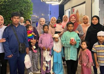Puteri UMNO Labuan taja kanak-kanak asnaf beserta nenek beli-belah Raya