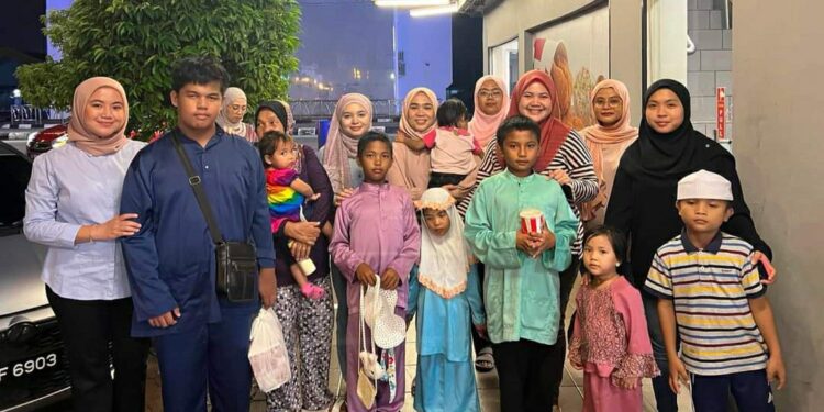 Puteri UMNO Labuan taja kanak-kanak asnaf beserta nenek beli-belah Raya