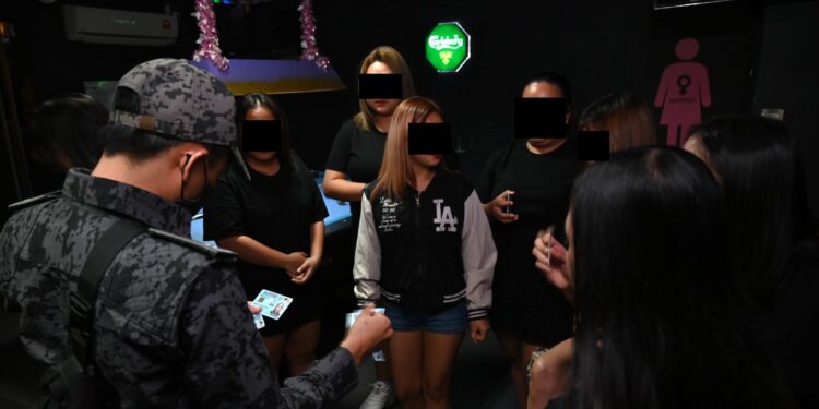 Imigresen Labuan periksa 70 pekerja pusat hiburan, tahan seorang warga Filipina